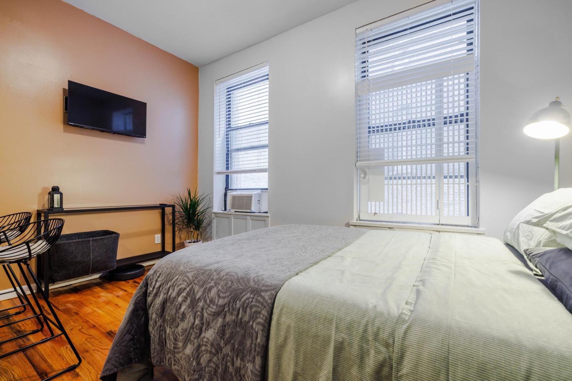 Park Side Living, Get Cozy Apartment *